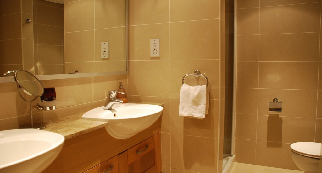Junior Villa EZ02 - Master bedroom en suite bathroom. Aphrodite Hills Resort, Cyprus.