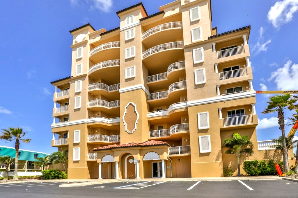 Spacious Oceanfront, Corner Condo, Walk to Flagler