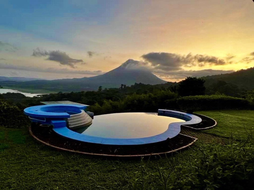 Serenity House Panoramic views and Swimming pool.