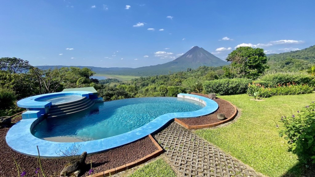 Serenity House Panoramic views and Swimming pool.