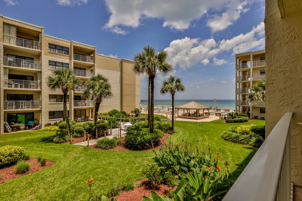 Oceanview condo With Pools, Beach Access, Kitchen