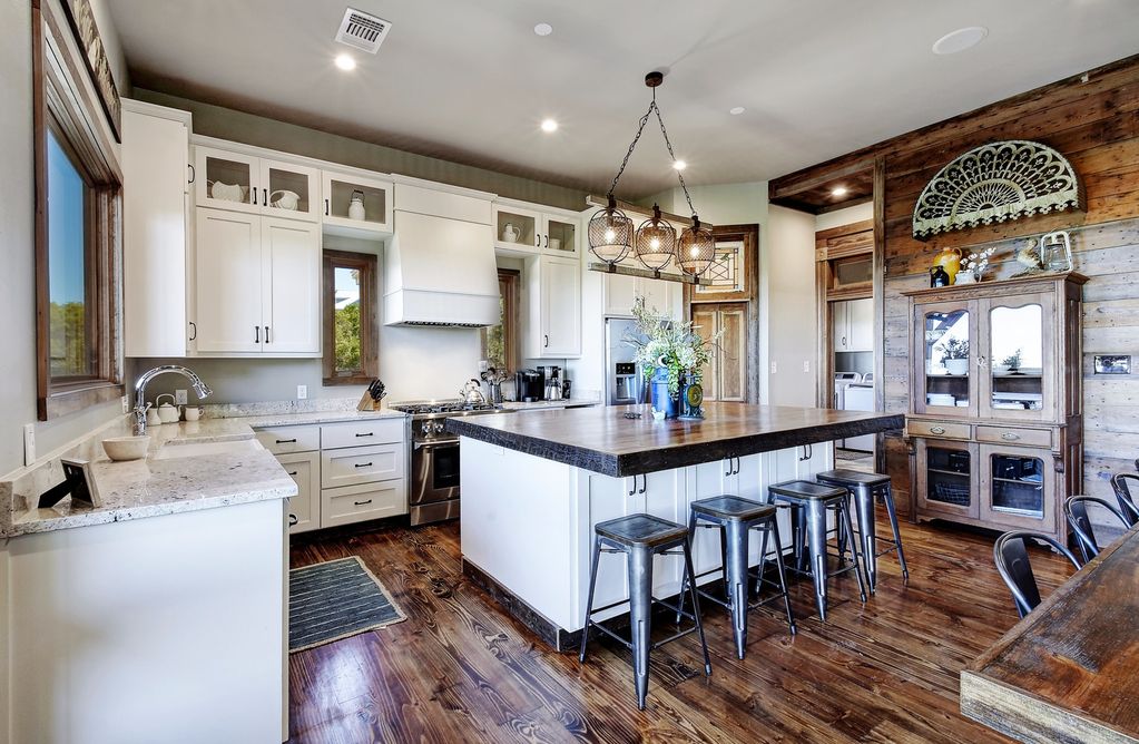 Peaceful Farmhouse w/ HUGE view, pool, hot tub