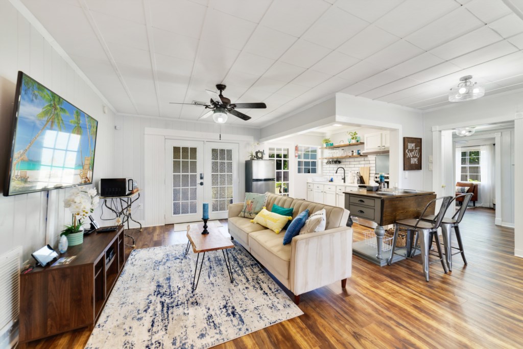 Coveted Beach Getaway -Beach Access & Shuttle Deck