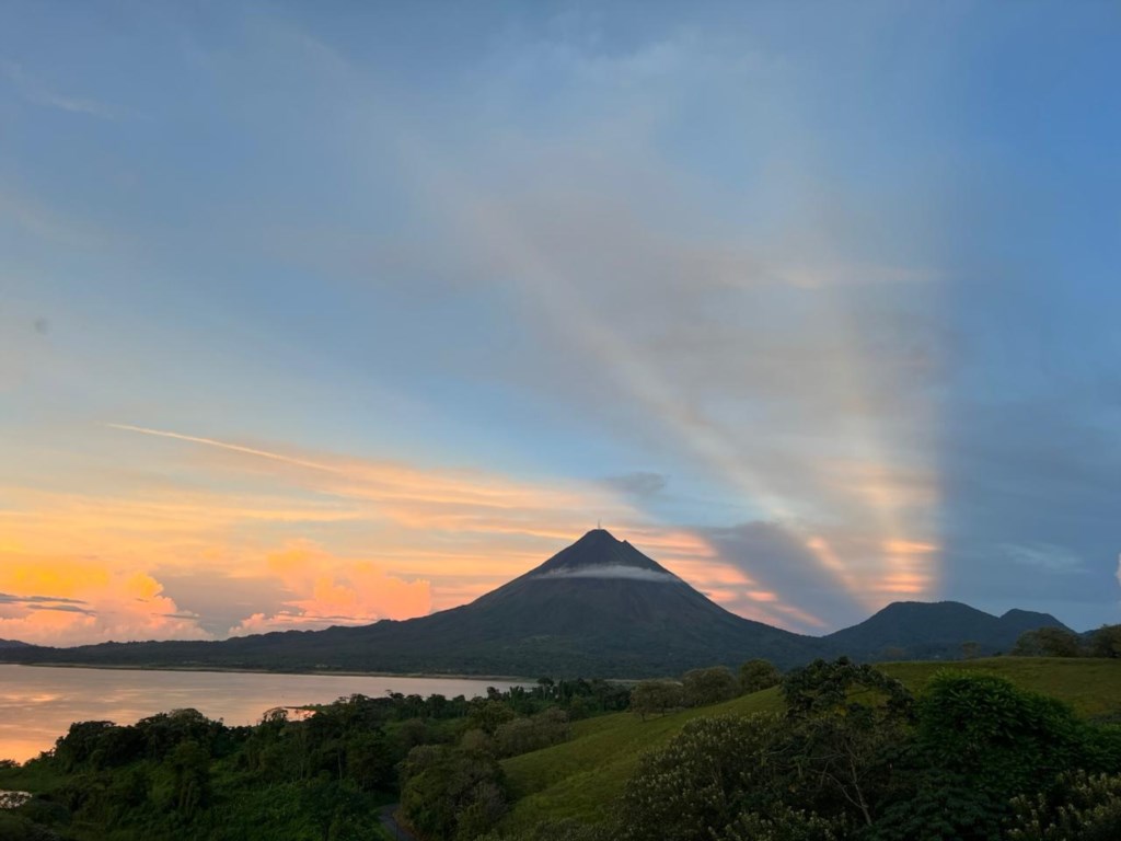 Pie in the Sky 3. Stunning Lake & Volcano Views!