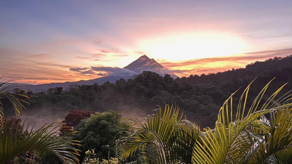 Romantic Retreat Volcano View! River Trail!