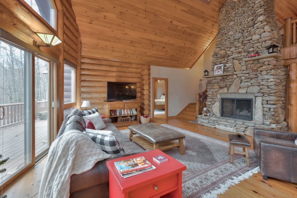 Stone Mountain Lodge w Mountain Views Fireplace