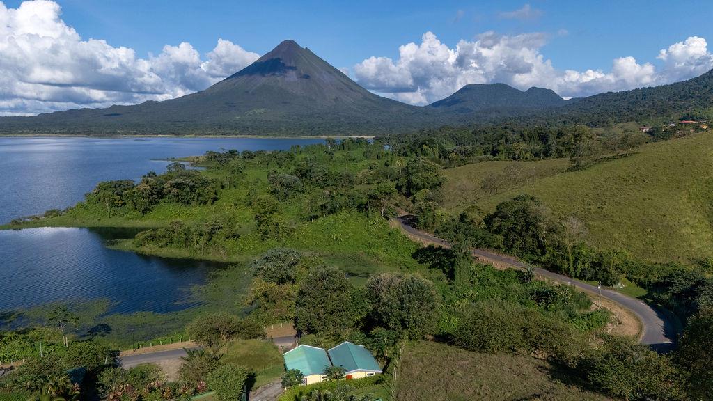 Hilltop Bungalow #1 w/ spectacular Volcano View