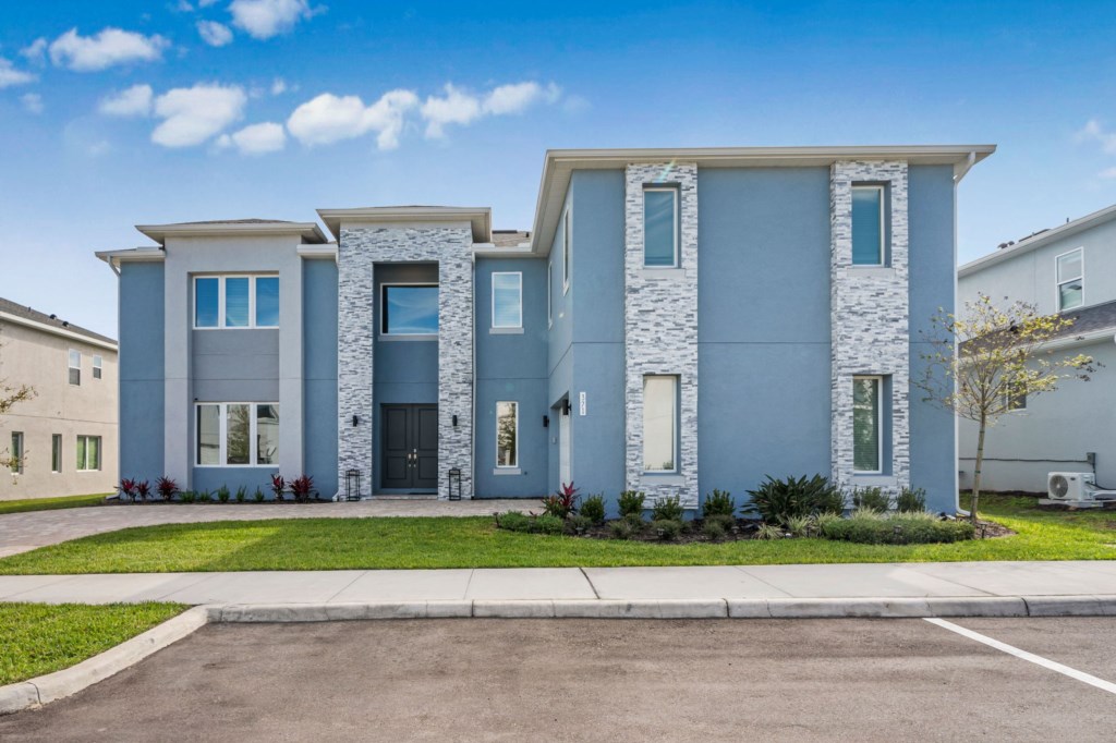 Stunning, Newly Built 6000 sf Villa With Pool