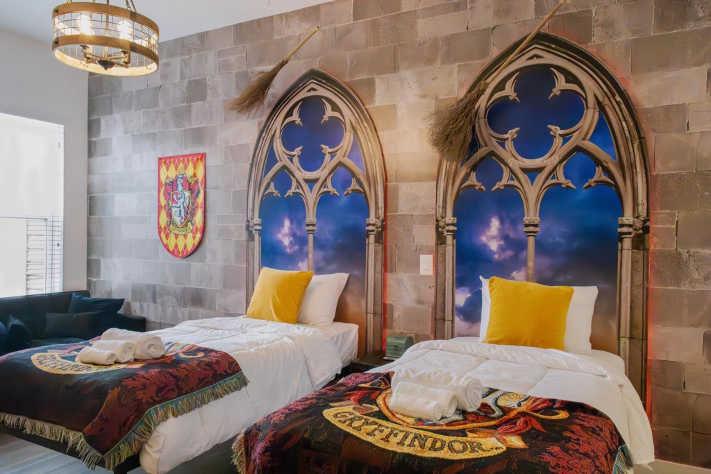 Magical Wizard's Castle: 4 BR, 2 miles to Disney!