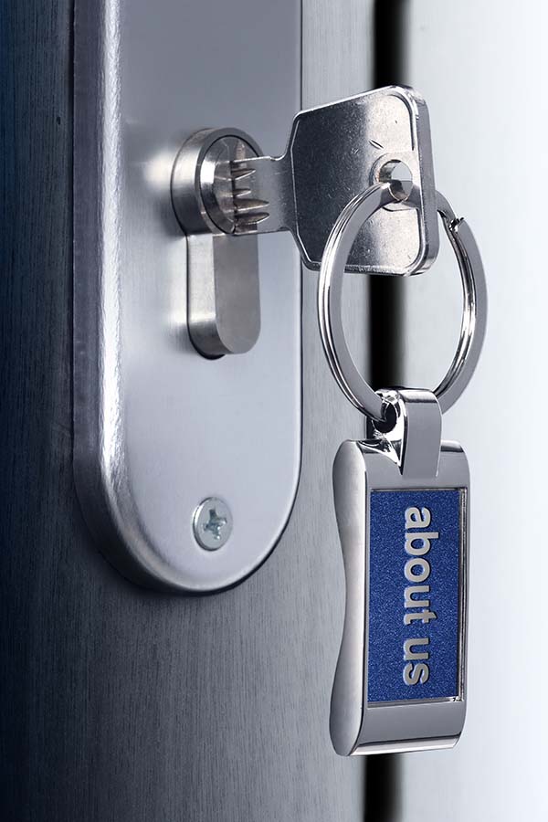 Отпирать замок. Открывает дверь. Замок дверной. Открывает дверь ключом. Черный ключ металлический.