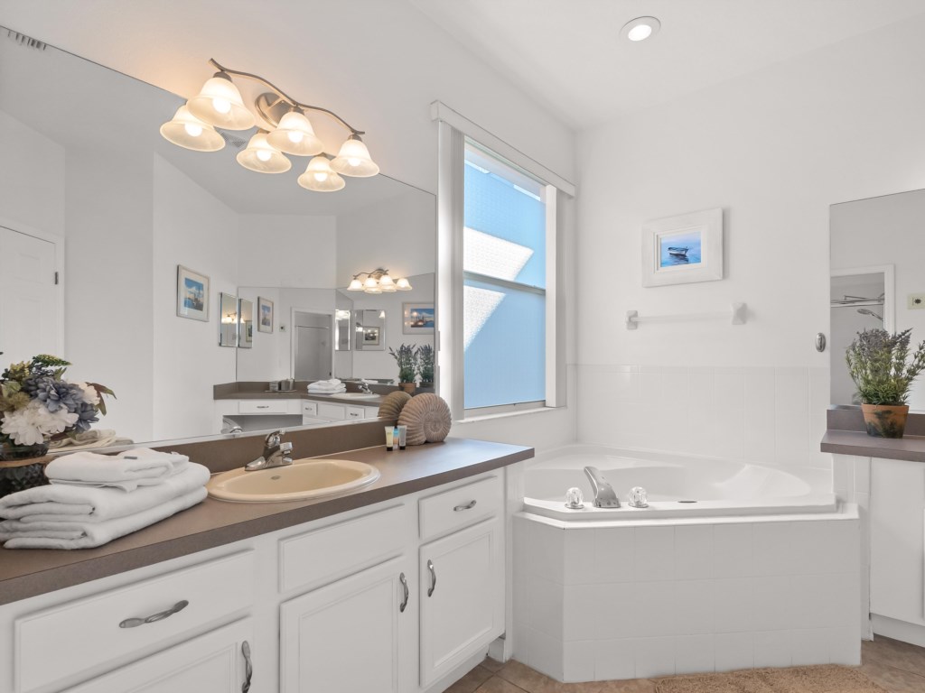 Master Suite Bathroom with Garden Tub