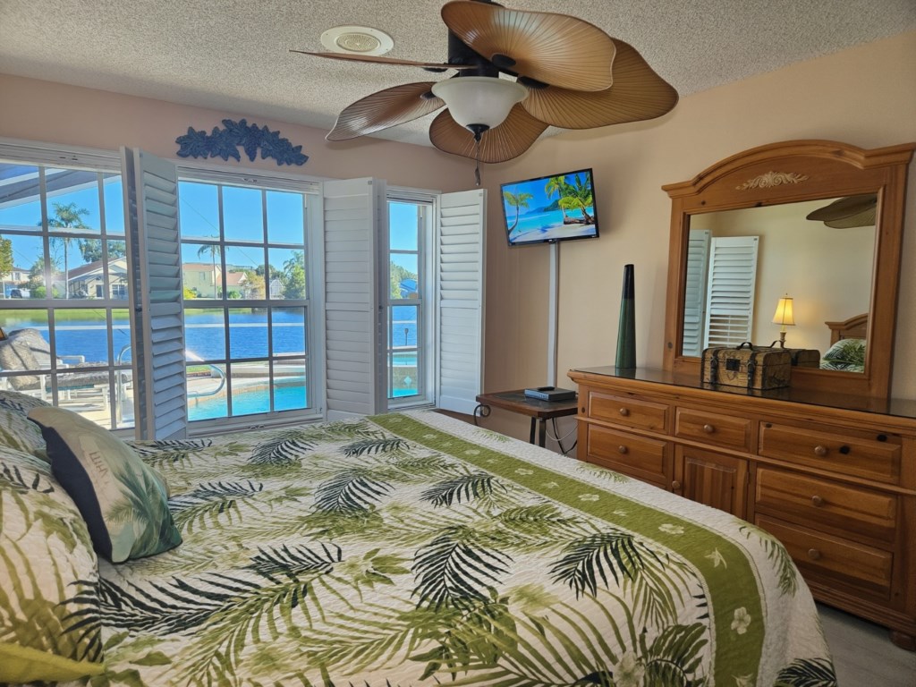 Master en-suite with views over the pool and lake