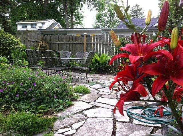 Beautiful gardens - Abigail House - Niagara-on-the-Lake