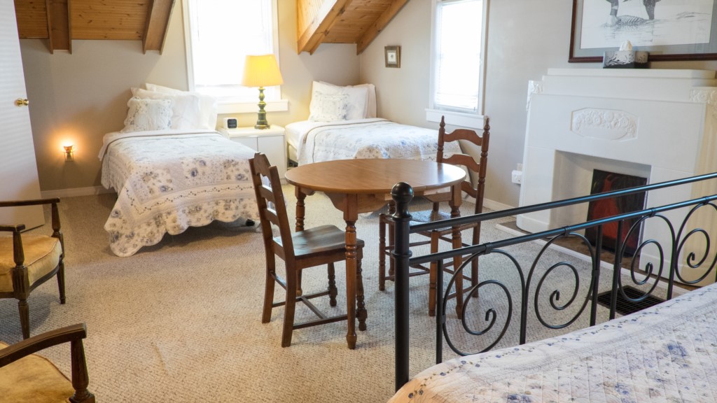 Twin beds and queen in upstairs bedroom and additional queen in 2nd bedroom - Artist's Cottage - Nia