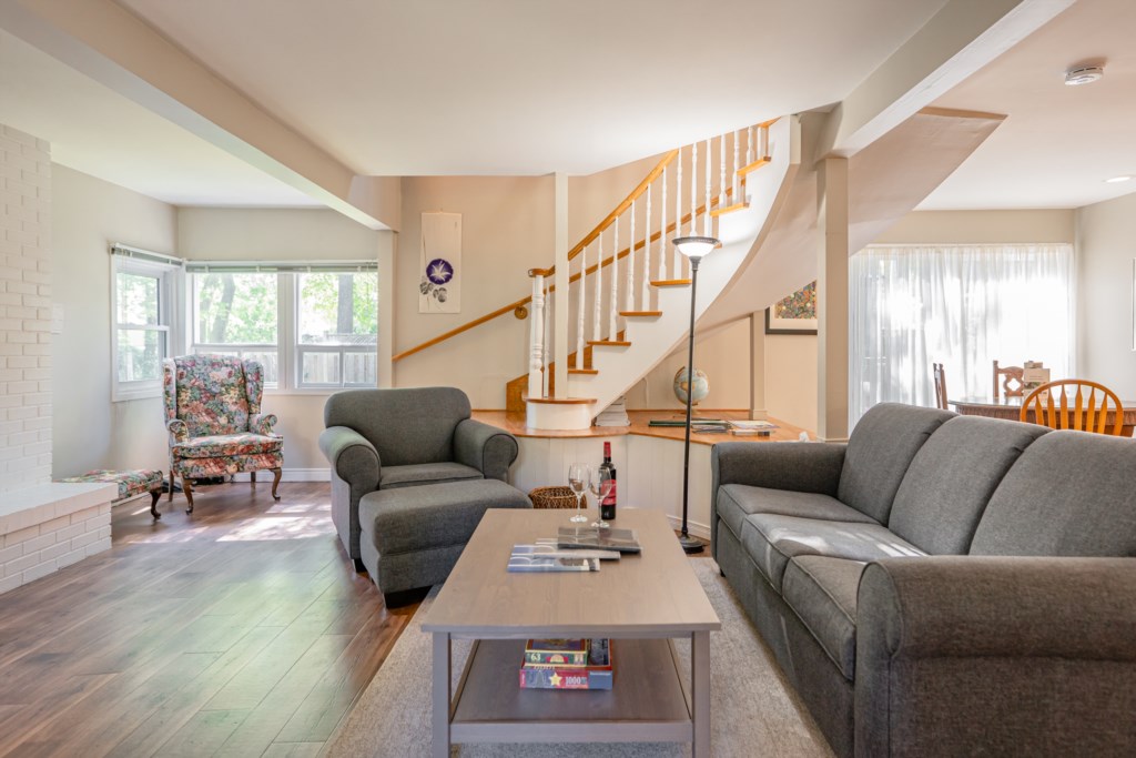 Open concept with living room and dining area - Dreamweaver Cottage - Niagara-on-the-Lake