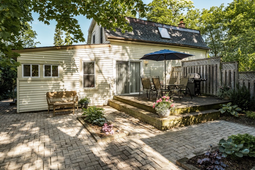 Back deck and patio to relax - Dreamweaver Cottage - Niagara-on-the-Lake