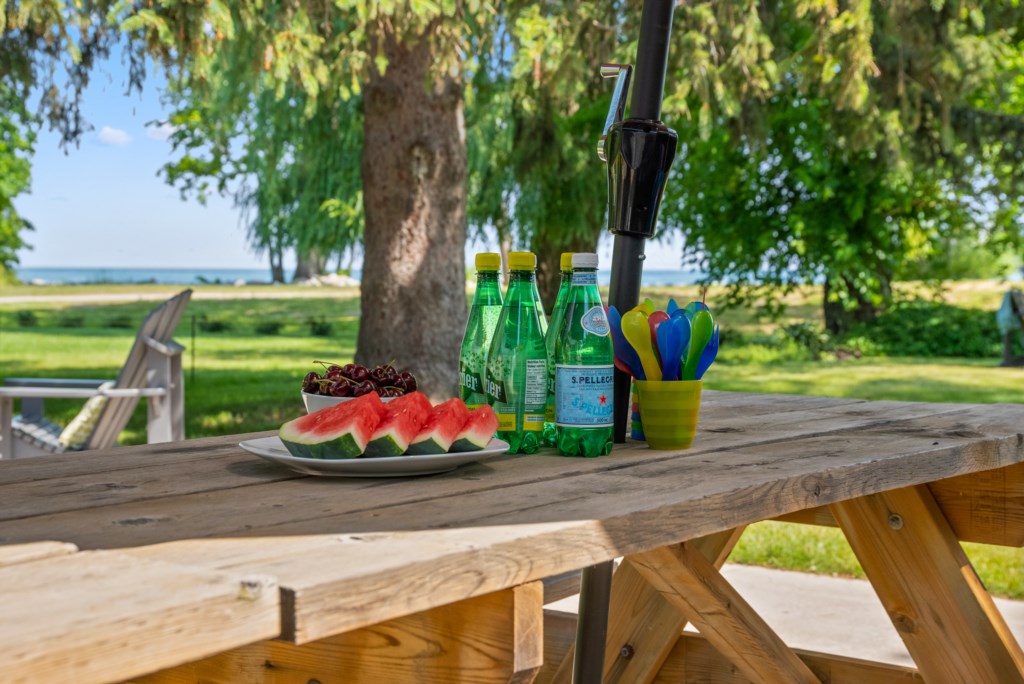 Backyard dining - Sanibel North Vacation Home - Niagara-on-the-Lake
