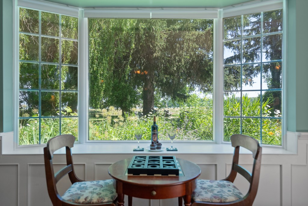 Enjoy the games table as well as the view of the Niagara River - Sanibel North Vacation Home - Niaga