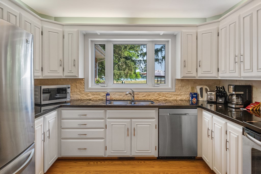 Large kitchen with lots of room for helpers - Sanibel North Vacation Home - Niagara-on-the-Lake