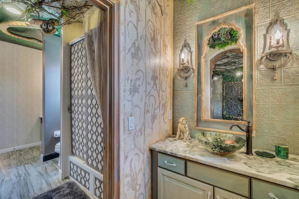 New 216 bathroom.jpg