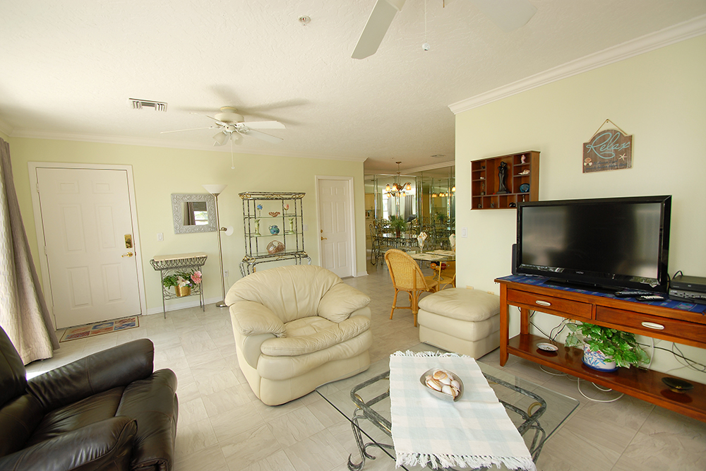 Living room, flat screen television and HD television with over 200 channls 
