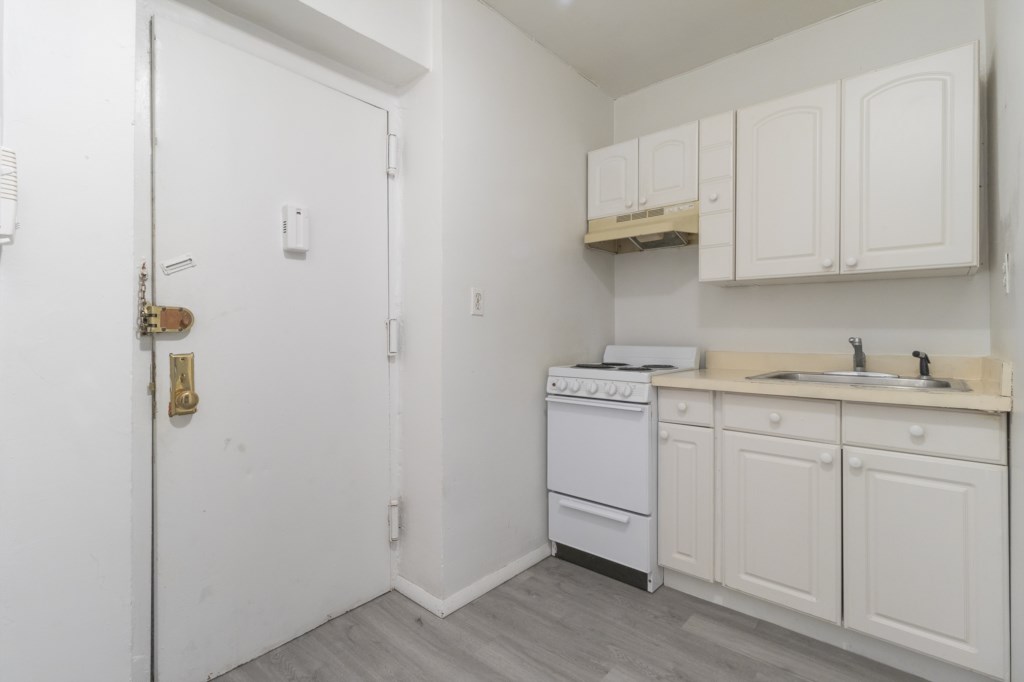 2-Kitchen-Entrance(1)