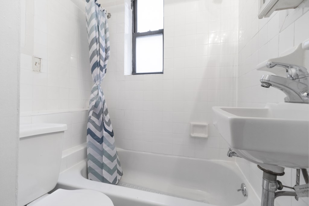 5-Bathroom(2)