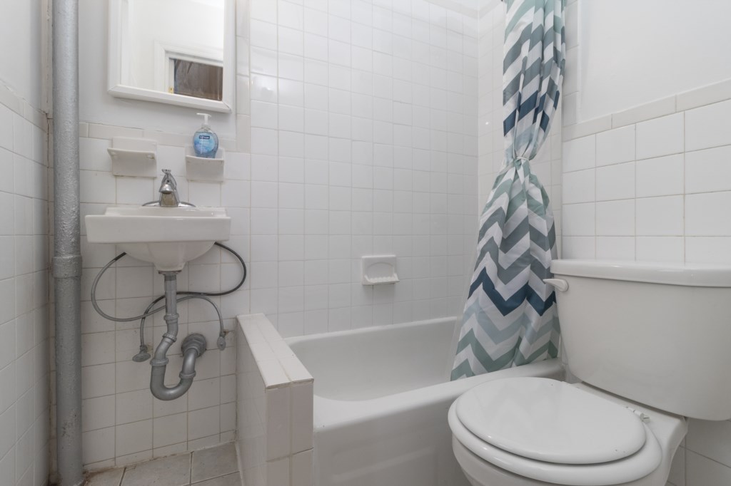 4-Bathroom(1)