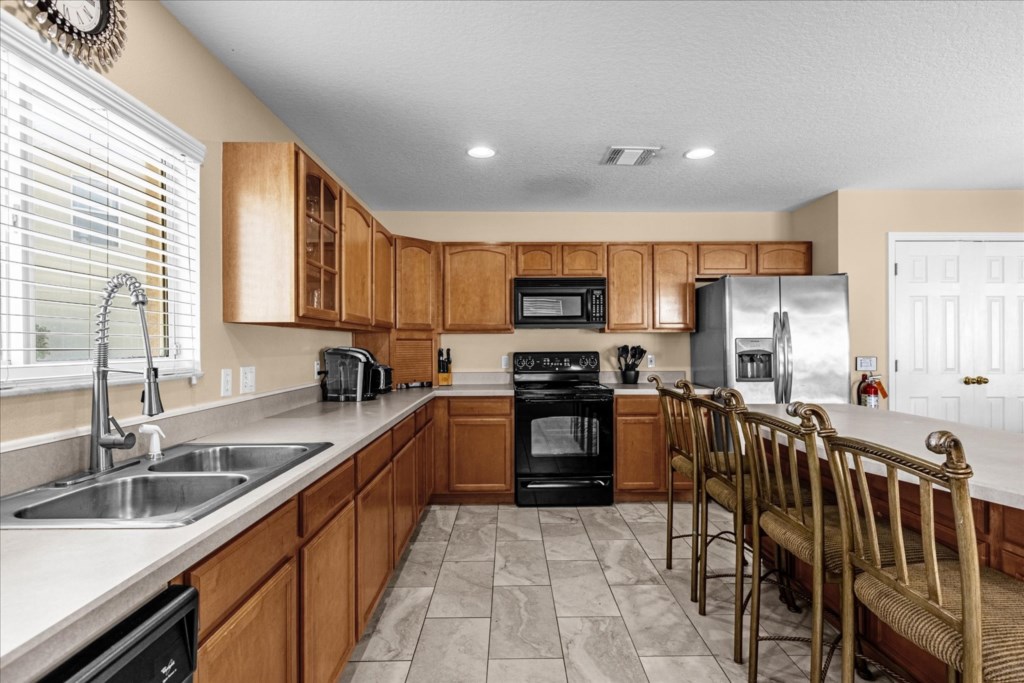 Fully Equipped kitchen - great for cooking and entertaining.  