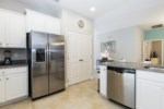 05_Kitchen_with_stainless_steel_appliances_0721.jpg