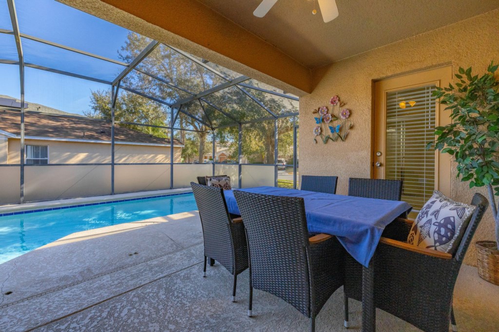 Morning coffee, poolside views!