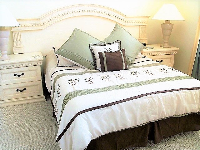 Main-Floor-Queen-Bedroom