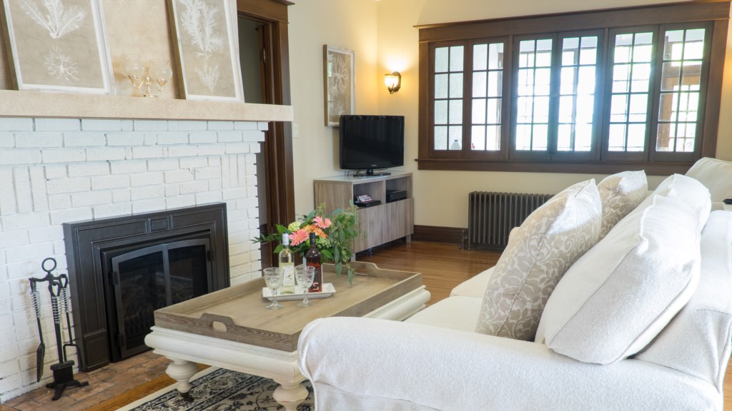 TV and Fireplace in Living Room - Captain's Quarters - Niagara-on-the-Lake