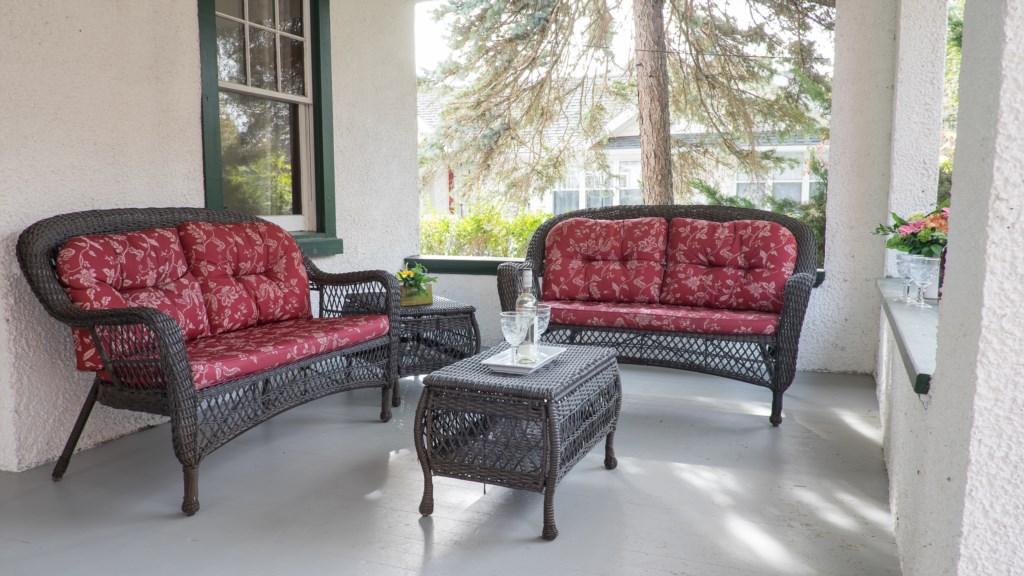 Relax on the Large Front Porch - Captain's Quarters - Niagara-on-the-Lake
