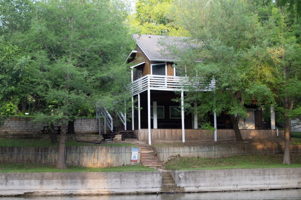 Sleeping for 6 in three bedrooms and perfect riverfrontage.