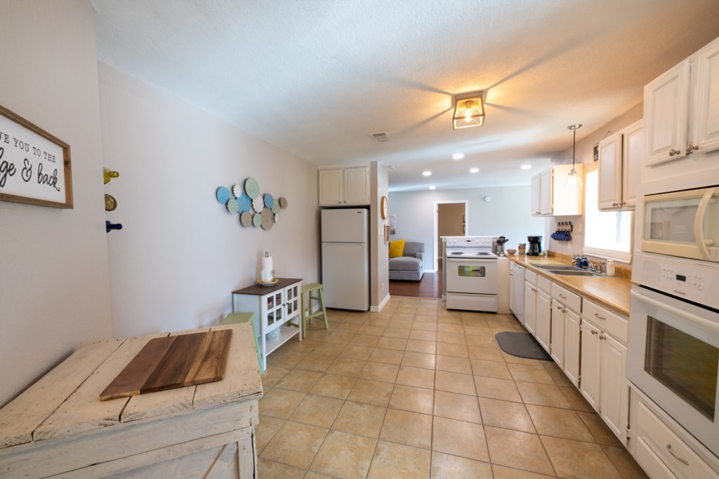 Open kitchen space, easy to cook large meals with two ovens!