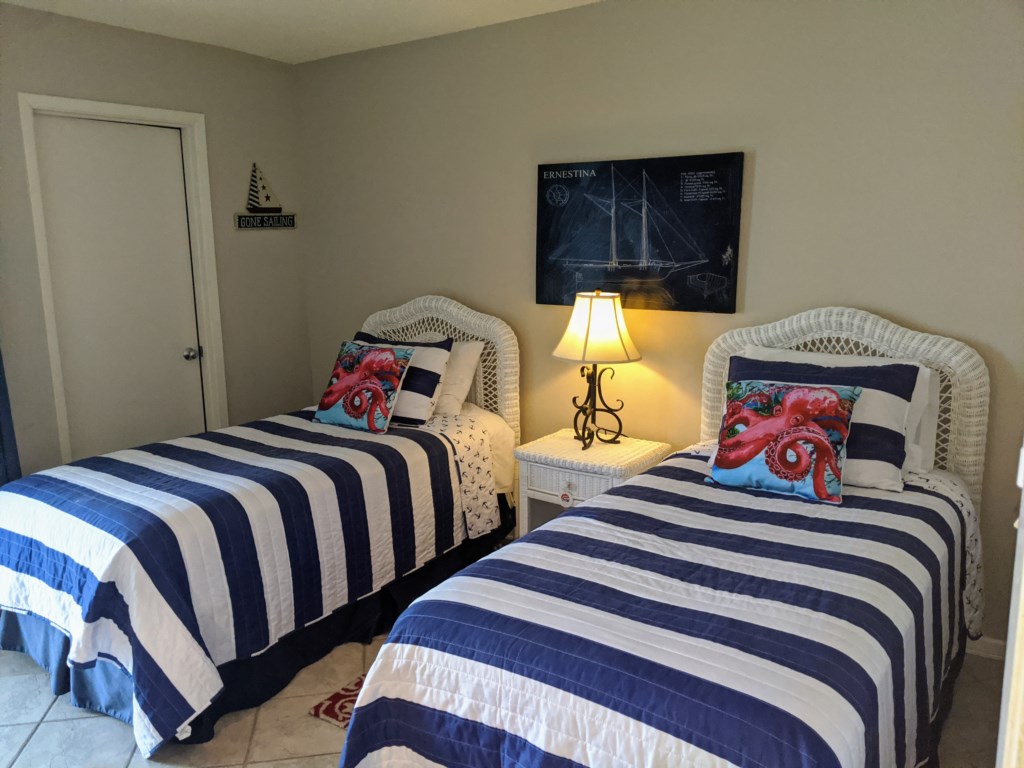 Second bedroom with twin beds