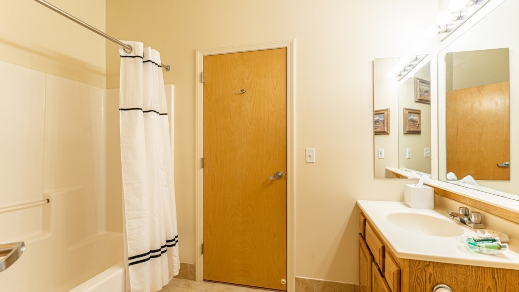 16_ClubWyndhamSmugglersNotchVermont_bathroom2_10