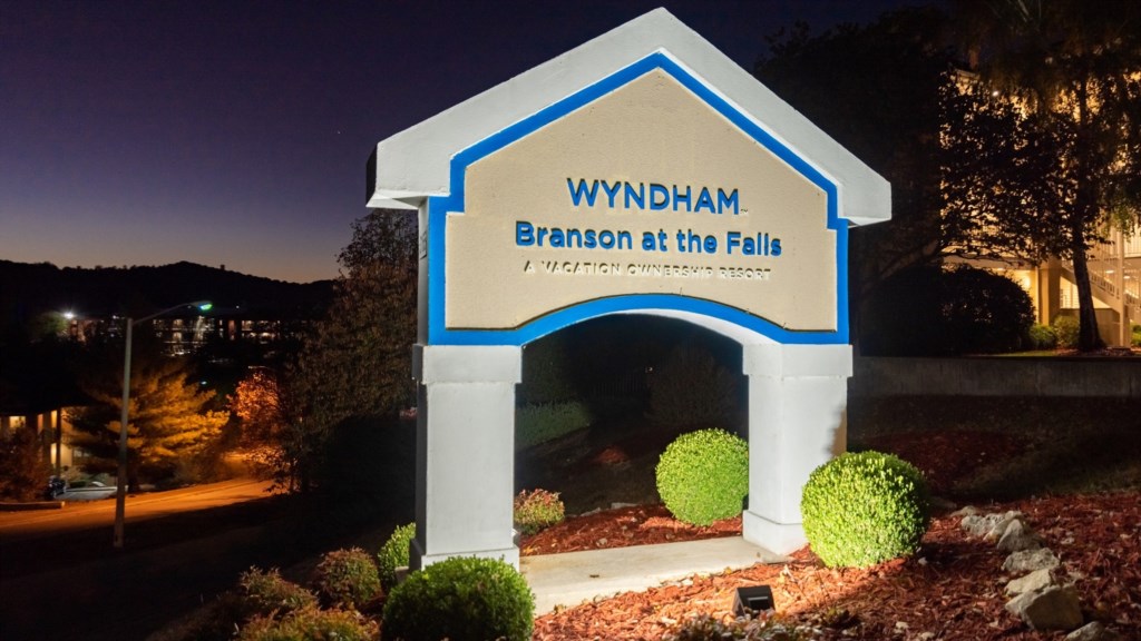 64 - Wyndham_Branson at The Falls Sign - 060.jpg