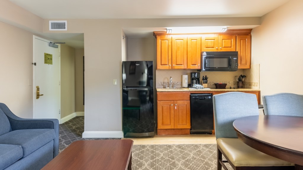 11ClubWyndhamAvenuePlaza_1Kichen-diningroom_002