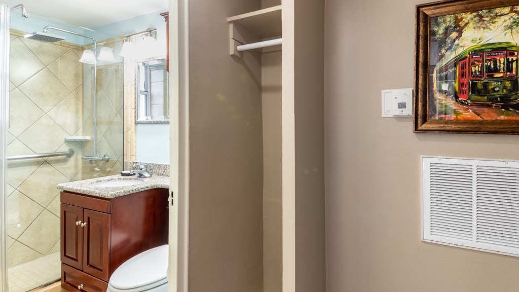 18ClubWyndhamAvenuePlaza_1Bathroom_001