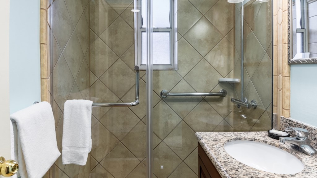19ClubWyndhamAvenuePlaza_1Bathroom_002