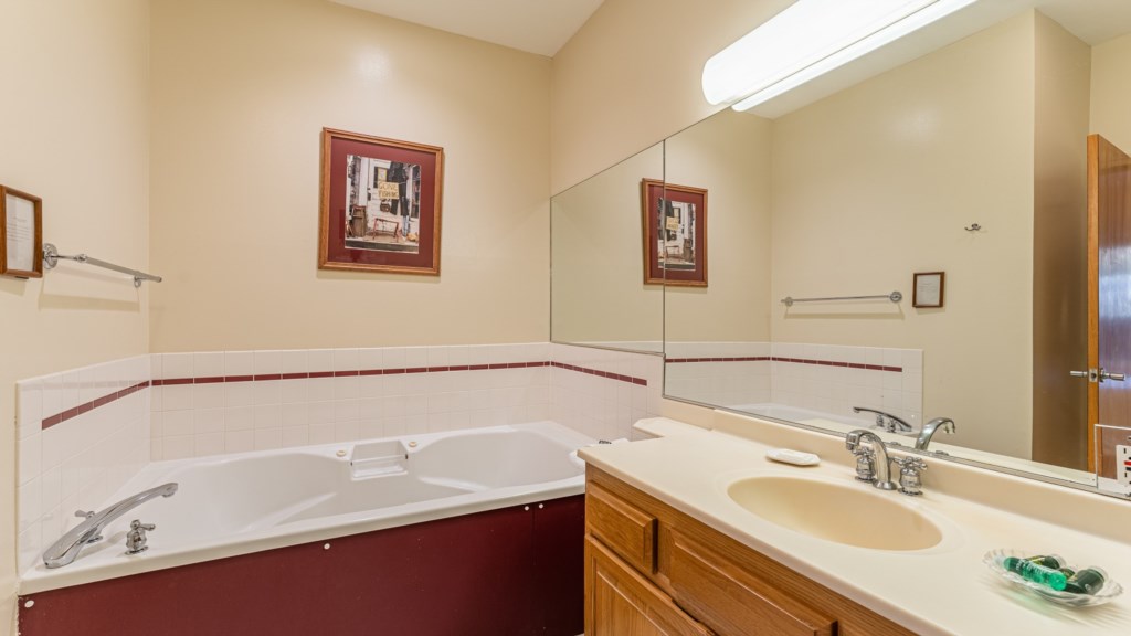 14_ClubWyndhamSmugglersNotchVermont_primarybath_1