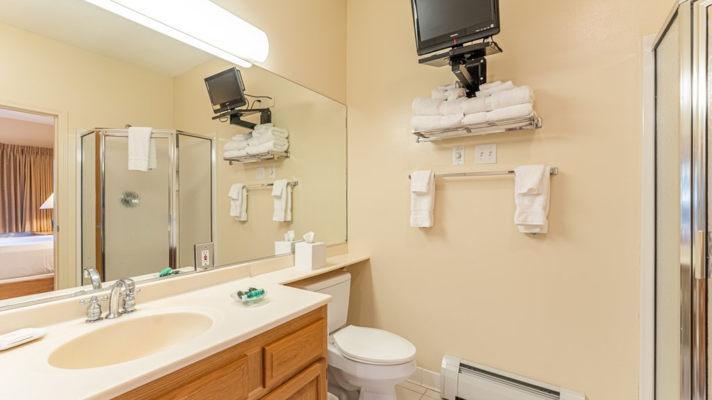 14_ClubWyndhamSmugglersNotchVermont_primarybath_7