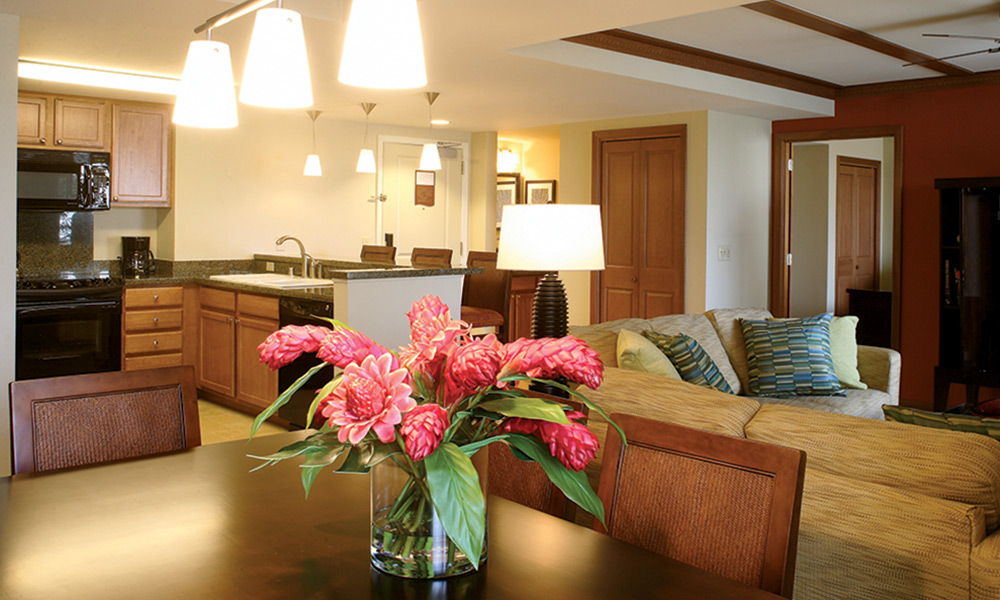 003-waikiki-beach-walk-gallery-pres-overview