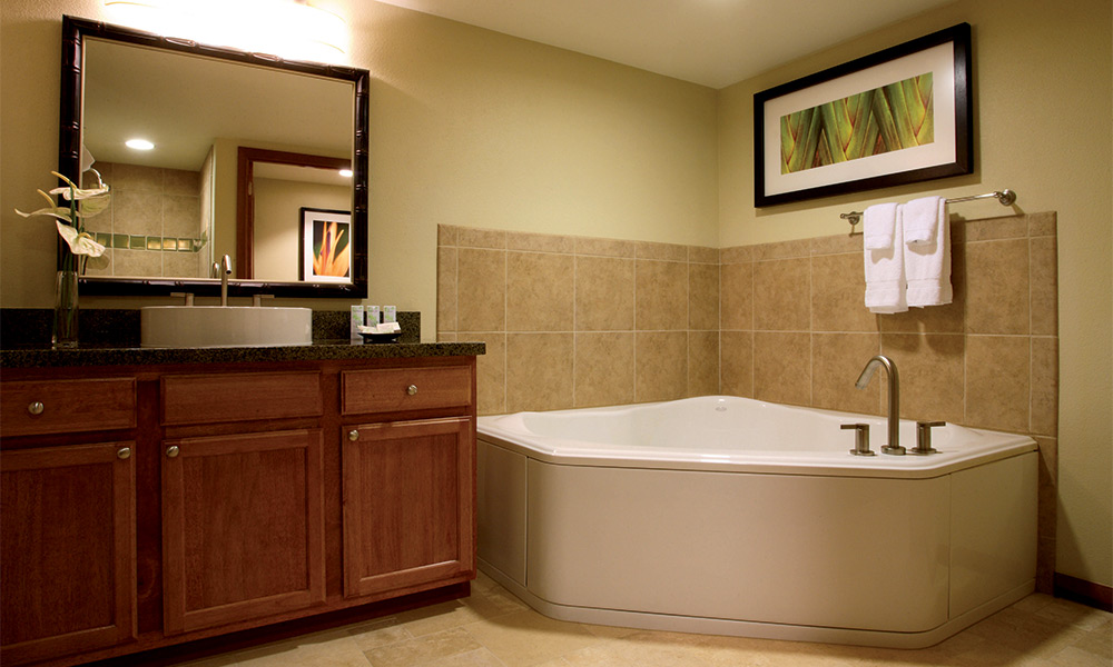 006-waikiki-beach-walk-gallery-pres-bath
