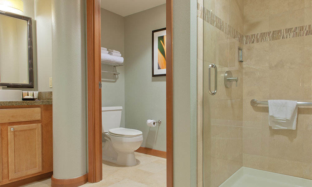 008-waikiki-beach-walk-gallery-pres-bath