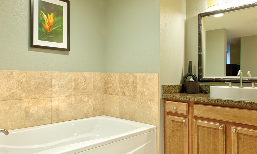 009-waikiki-beach-walk-gallery-pres-bath
