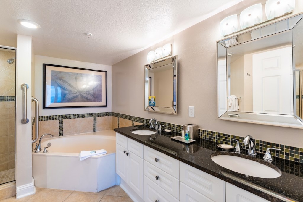 8ClubWyndhamPanamaCityBeach_masterbathroom-001