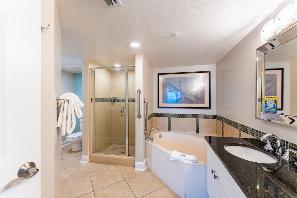 8ClubWyndhamPanamaCityBeach_masterbathroom-002